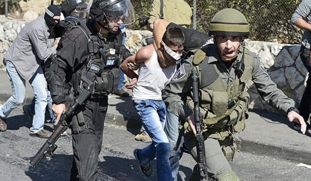 الاحتلال يعتقل طفلا وينصب حاجزا في القدس المحتلة