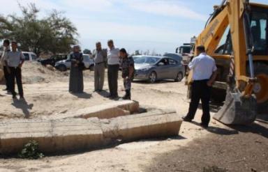 لجنة السلامة العامة في أريحا تردم آباراً تشكل خطراً على المواطنين