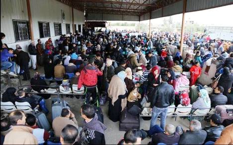 مئات المواطنين العالقين يقتحمون بوابة معبر رفح