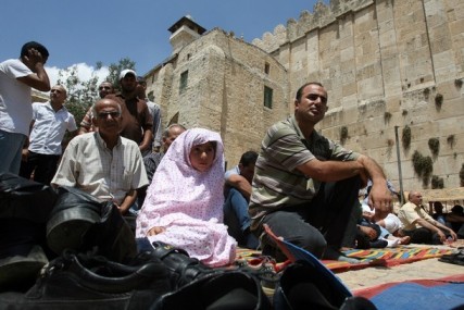 مستوطنون يقتحمون الحرم الإبراهيمي وسط تواجد آلاف المصلين