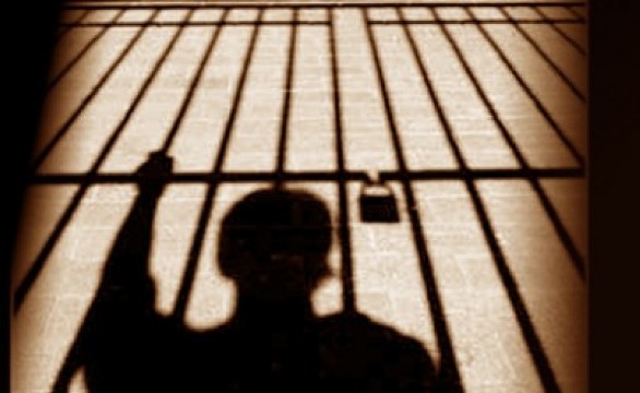 بينهم مروان البرغوثي ... سلطات الاحتلال تعزل 6 أسرى 