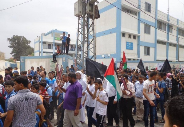 اللجنة الشعبية بمخيم الشاطئ تنظم مسيرة تضامنية مع الأسرى