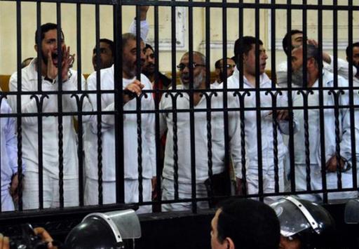 محدث.. محكمة مصرية تحيل أوراق 683 شخصاً بينهم مرشد الإخوان للمفتي