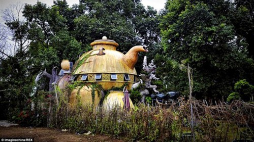 صيني يُشيد منزله على شكل ابريق شاي