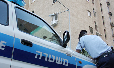 الاحتلال يزعم اعتقال فلسطيني وضع حقيبة متفجرات في كفار سابا