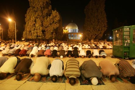 الفلسطينيون يستقبلون رمضان بإقامة صلاة التراويح في الأقصى المبارك 