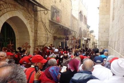 المسيحيون الفلسطينيون يحيون مناسبة الجمعة العظيمة في شوارع القدس 
