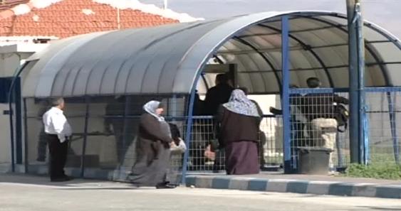 الاحتلال يمنع سفر 24 مواطناً من معبر الكرامة