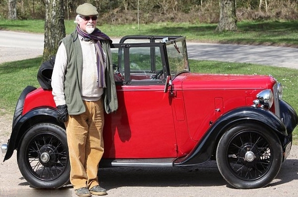 متقاعد يعيد أول سيارة اشتراها الى سابق عهدها