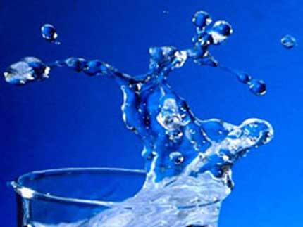 يجب شرب 3 ليترات من الماء على الأقل في الصيف