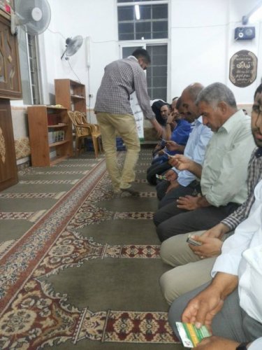 توزع بطاقات تعريف بالأسرى في عدد من المساجد في الخليل 