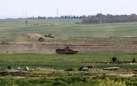 الاحتلال يستهدف المزارعين ومراكب الصيادين في غزة