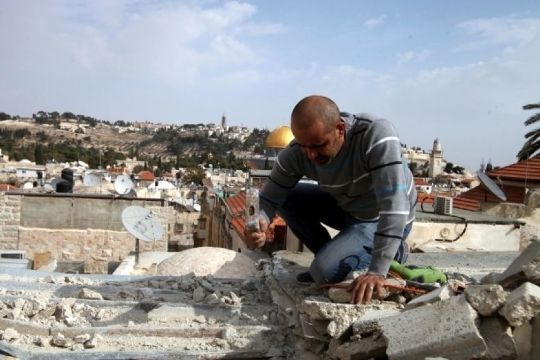 قوات الاحتلال تجبر مقدسياً على هدم منزله