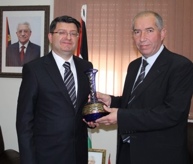 الزعتري وسيرنك يبحثان تطوير التعاون من أجل مدينة الخليل 