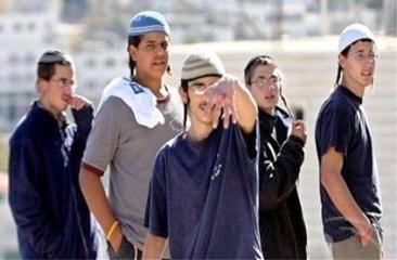 مستوطنون يطعنون شاباً من الخليل
