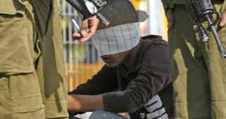 الخليل... الاحتلال يعتقل 3 مواطنين بينهم قاصر