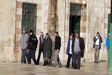 مستوطنون يقتحمون الأقصى بحماية مشددة من الاحتلال