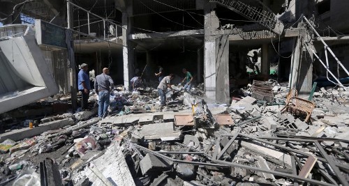 انهيار منزل تعرض للقصف خلال العدوان الاخير على القطاع