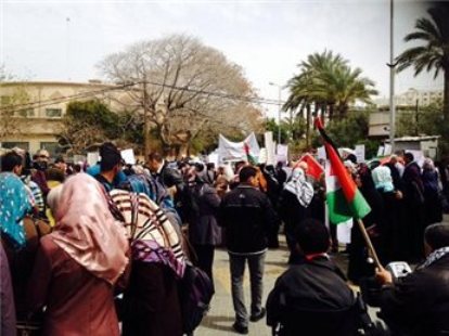 العشرات يتظاهرون شرق غزة للمطالبة بإعادة الإعمار