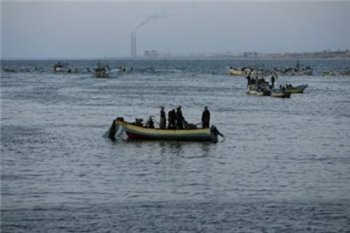 بحرية الاحتلال تستهدف الصيادين في بحر غزة