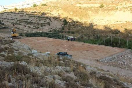 الإحتلال يهدد بوقف تشييد ملعب رياضي في وادي فوكين