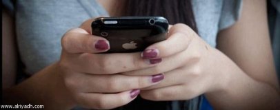 النساء يدمن رسائل الموبايل والرجال يفضلون فيس بوك