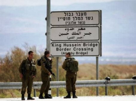 الاحتلال يعتقل مواطنا على معبر الكرامة