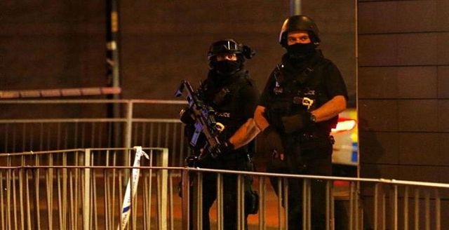 السلطات البريطانية تعتقل شخصين على صلة بتفجير مانشستر