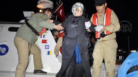 خفر السواحل التركية ينتشل جثتي طفلين تنقذ 35 مهاجرا غير شرعي
