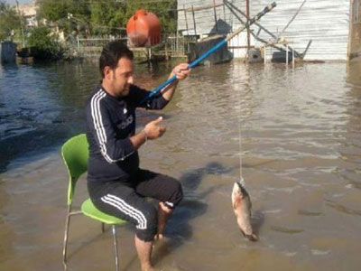 شباب مغاربة يصطادون السمك في الطرقات