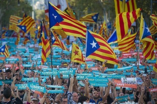 آلاف الكتالونيين يتظاهرون في برشلونة رفضا للانفصال عن إسبانية