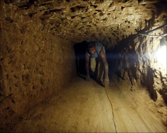 محدث.. مصرع ضابطين مصريين في انهيار أحد الأنفاق برفح