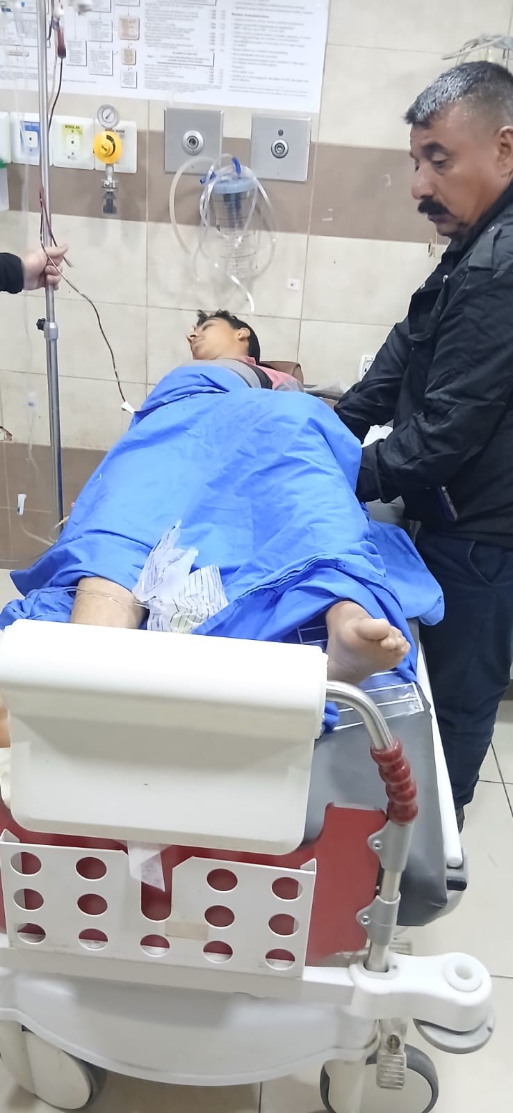 المستوطنون يطلقون النار على شاب .jpeg