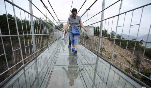 الصين تفتتح أطول جسر معلق مصنوع من الزجاج