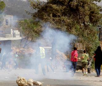 إصابة العشرات جراء اعتداء الاحتلال على مواطنين في صوريف بالخليل