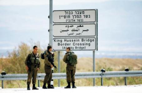 اريحا.. الاحتلال يمنع 12 مواطنا من السفر عبر الكرامة