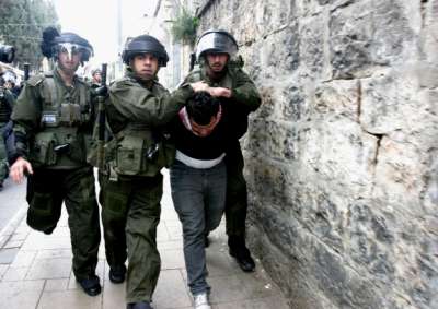 سلطات الاحتلال تعتقل 8 مواطنين في القدس والضفة 