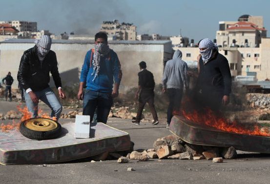 إصابة 14 فلسطينياً بالرصاص بمواجهات شرق نابلس
