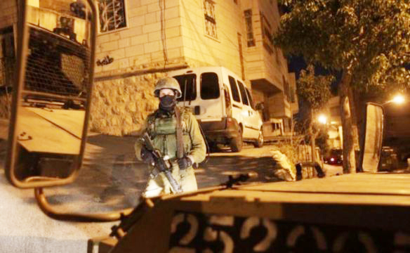 الاحتلال يعتقل 13 فلسطينياً من محافظات الضفة