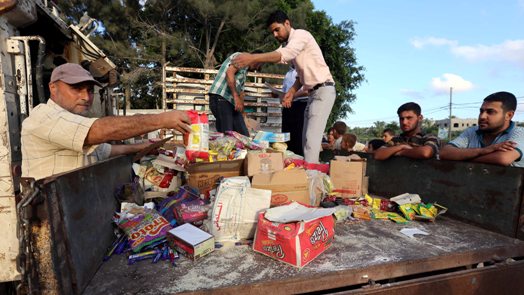 اتلاف 12 طن أغذية فاسدة في خان يونس