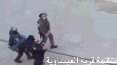 الاحتلال يعتقل فلسطينيا بطريقة وحشية في العيسوية