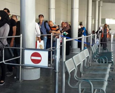 الاحتلال يمنع 9 مواطنين من السفر عبر الكرامة