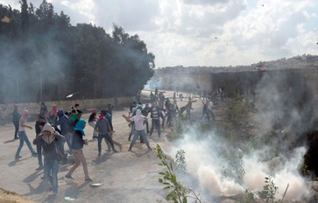 القدس.. مواجهات عنيفة مع الاحتلال في ابو ديس