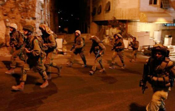 محدث.. الاحتلال يعتقل 8 فلسطينيين من الضفة الغربية