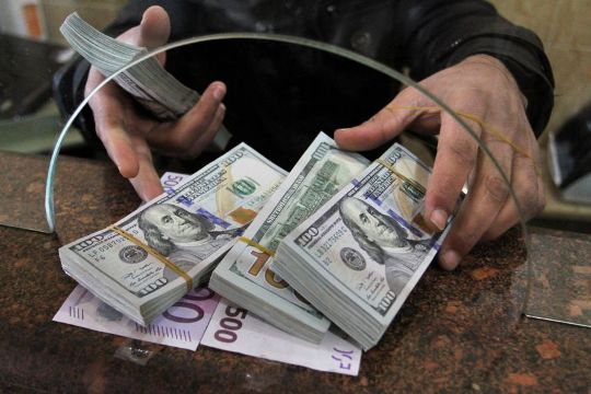 شح كبير بعملة الدولار في بنوك غزة