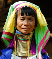 نساء تايلاند لا تظهر رقابهن إلا مرة كل 10 سنوات 