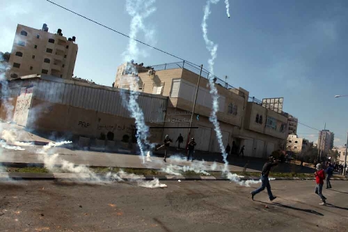 إصابة أم وطفلها بجروح في تجدد القصف على شمالي القطاع