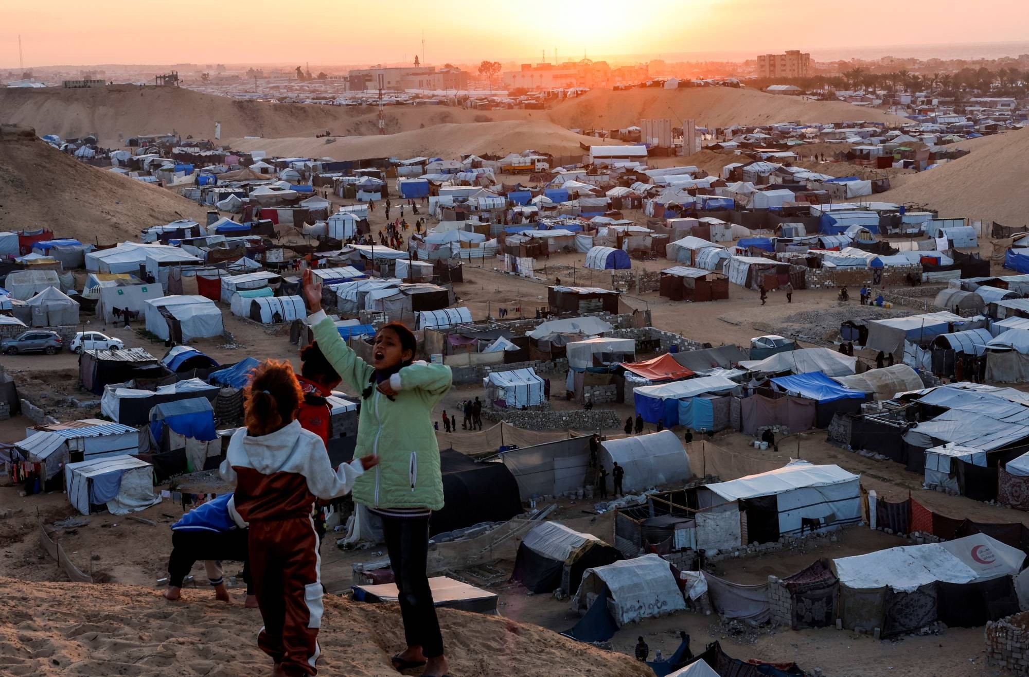 خيم النازحين بغزة.jpeg