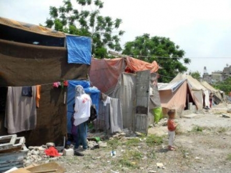 لاجئون فلسطينيون من سوريا في لبنان يناشدون لتأمين بركسات تقيهم من الأمطار