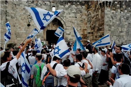 مستوطنون يحتفلون بذكرى احتلال القدس على بوابات الأقصى المبارك 